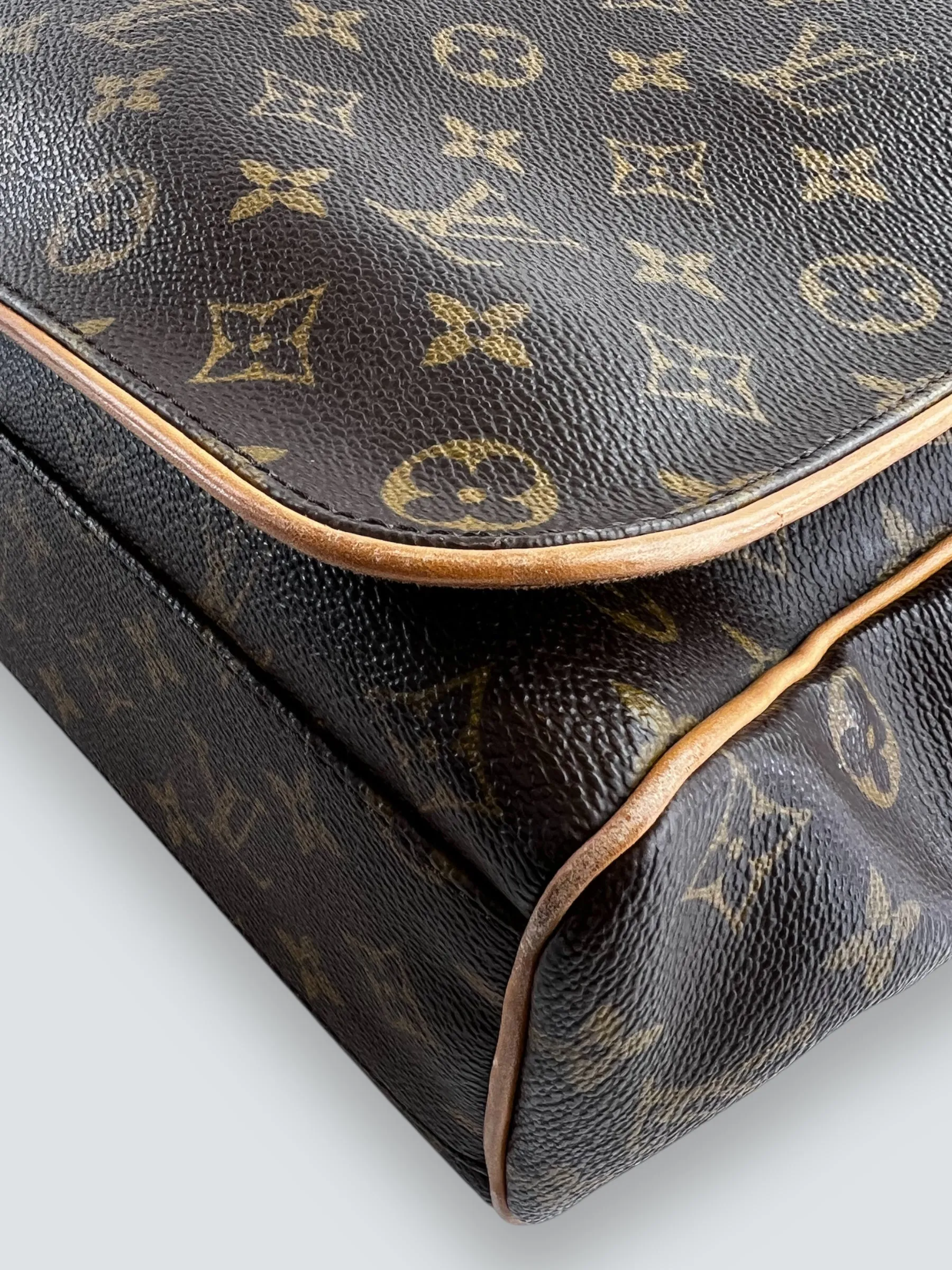 Louis Vuitton Monogram Canvas Messenger