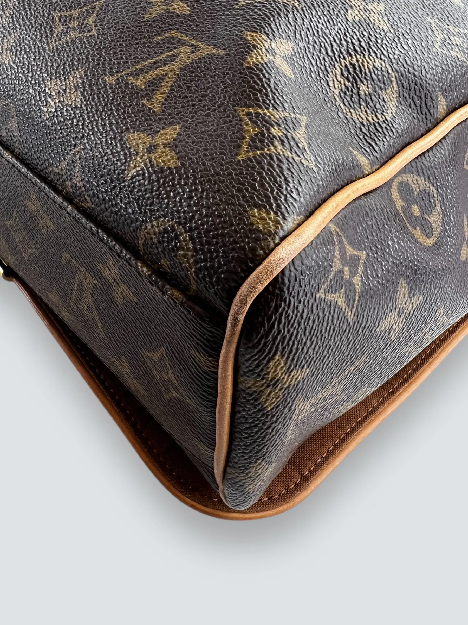 Louis Vuitton Monogram Canvas Messenger