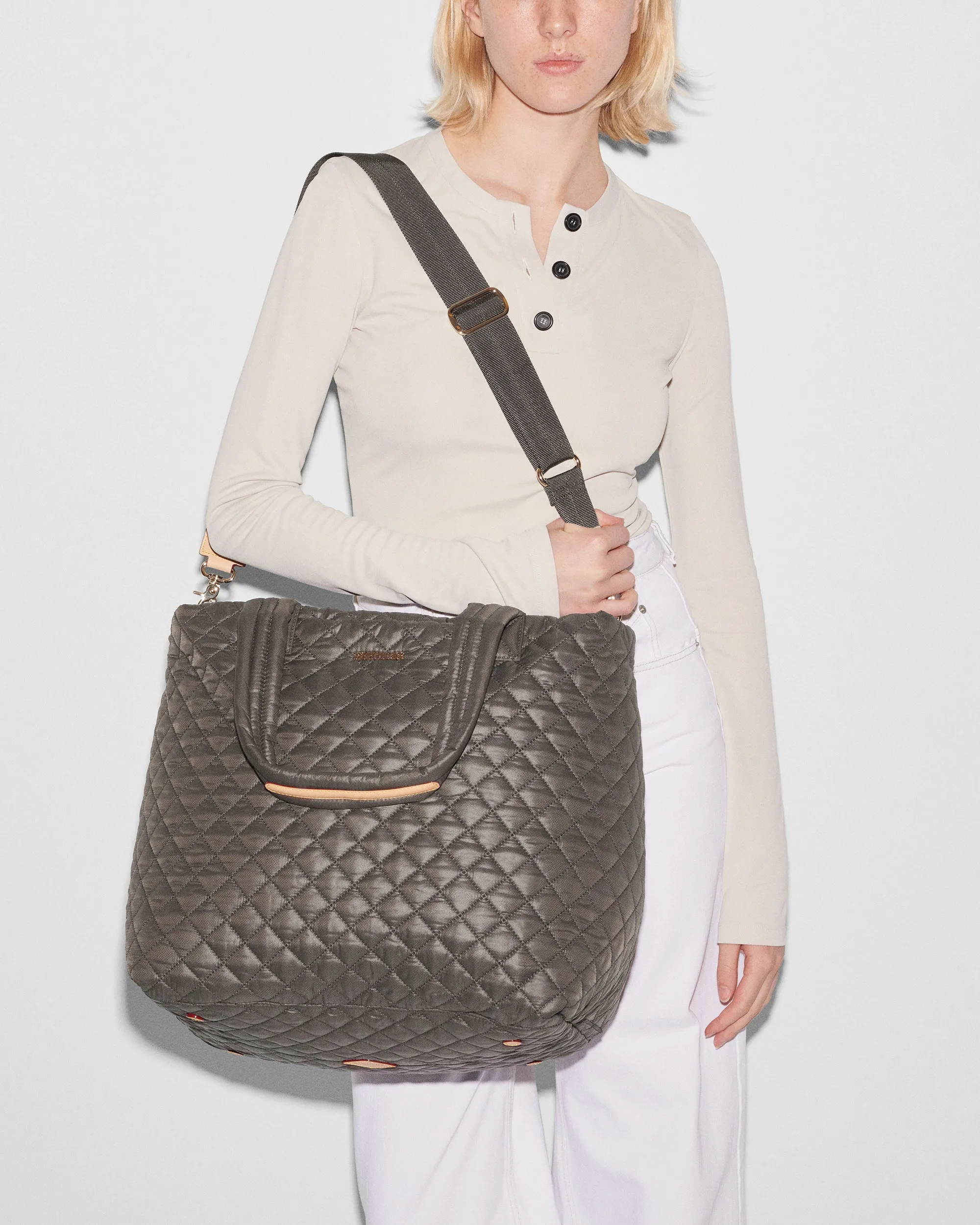 Magnet Large Metro Tote Deluxe