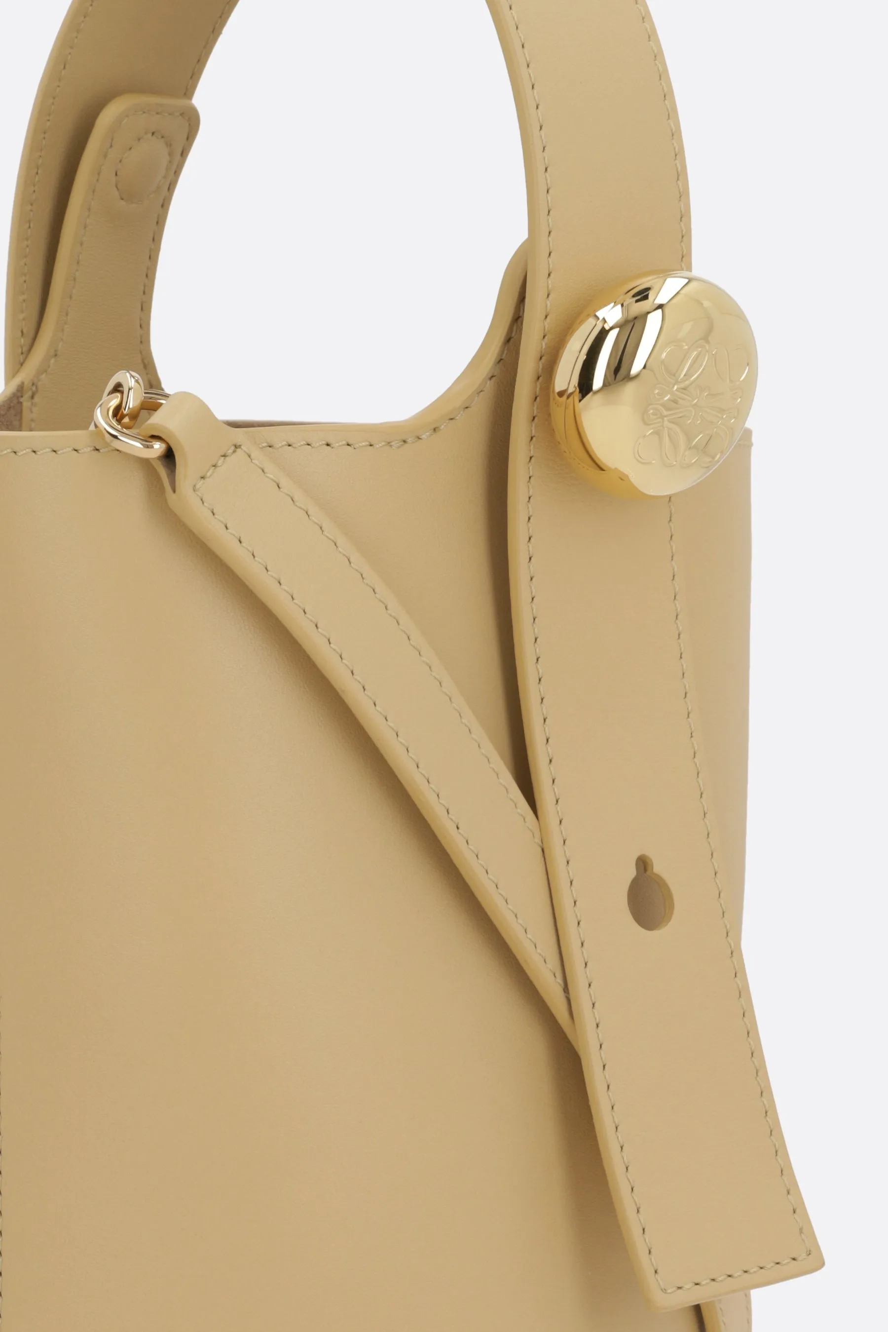 Pebble mini bucket bag in smooth leather