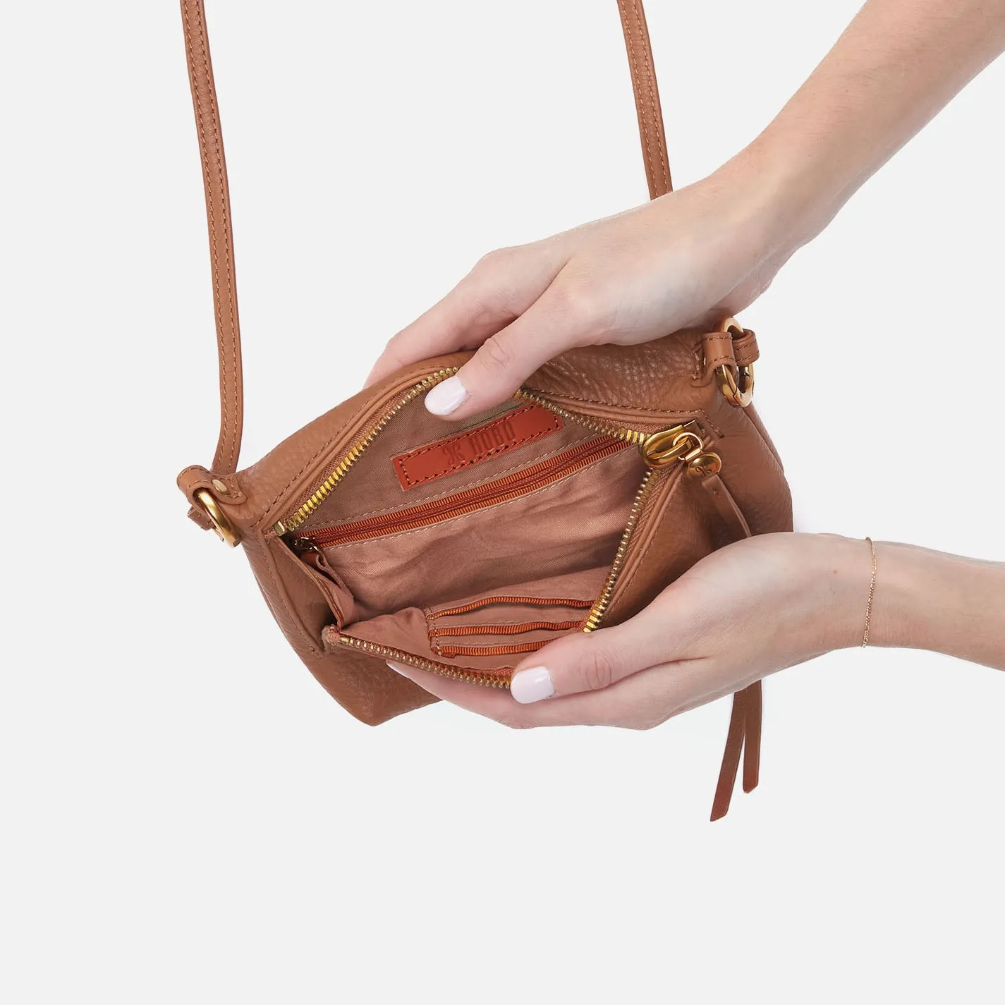 Run About Crossbody In Pebbled Leather - Warm Honey