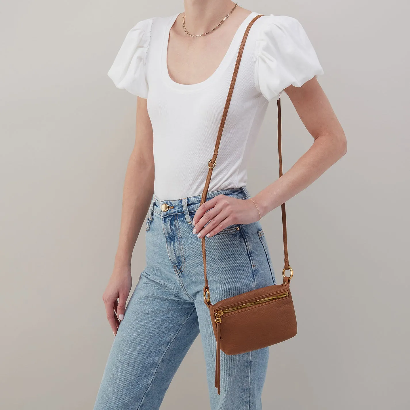 Run About Crossbody In Pebbled Leather - Warm Honey